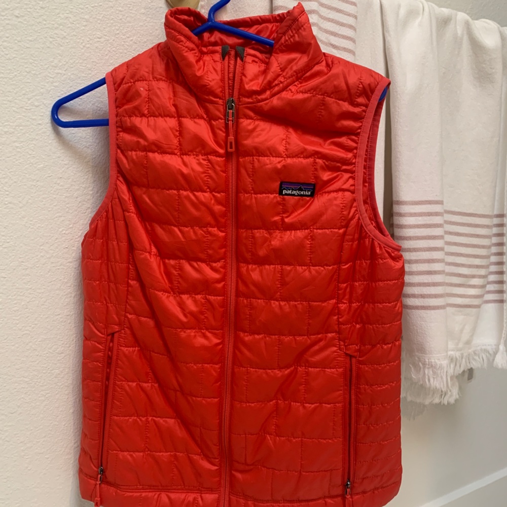 Red Patagonia women’s nano puff vest small belt
